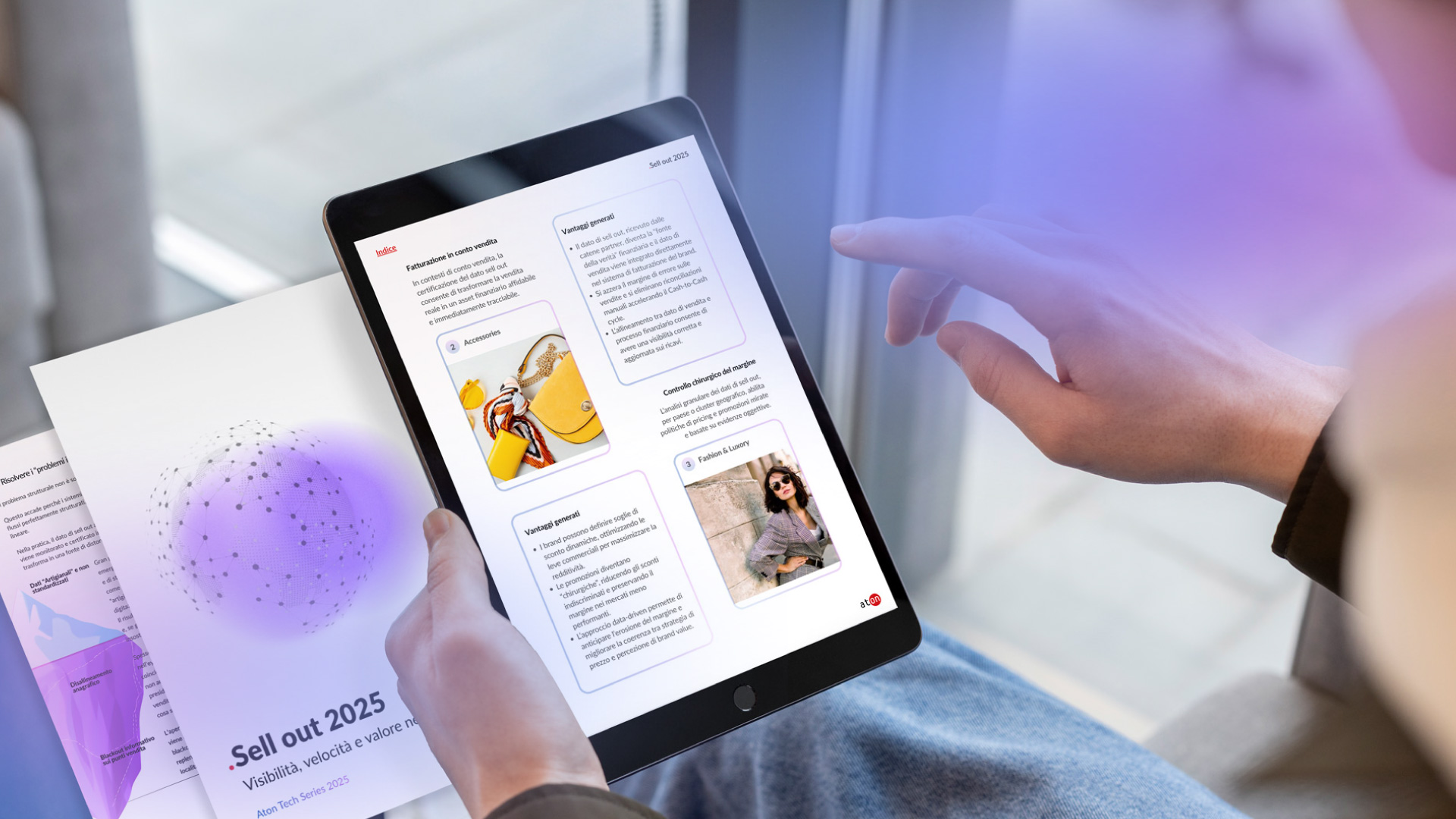 Utente che sfoglia su tablet il white paper Sell out 2025 di Aton